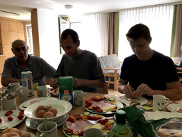 Foto Zivildiener mit Bewohner beim Frühstück